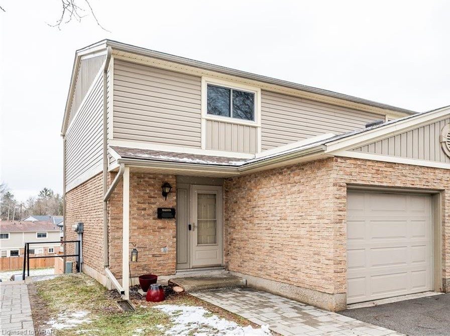 Spacious Master bedroom in Kitchener near Doon Campus